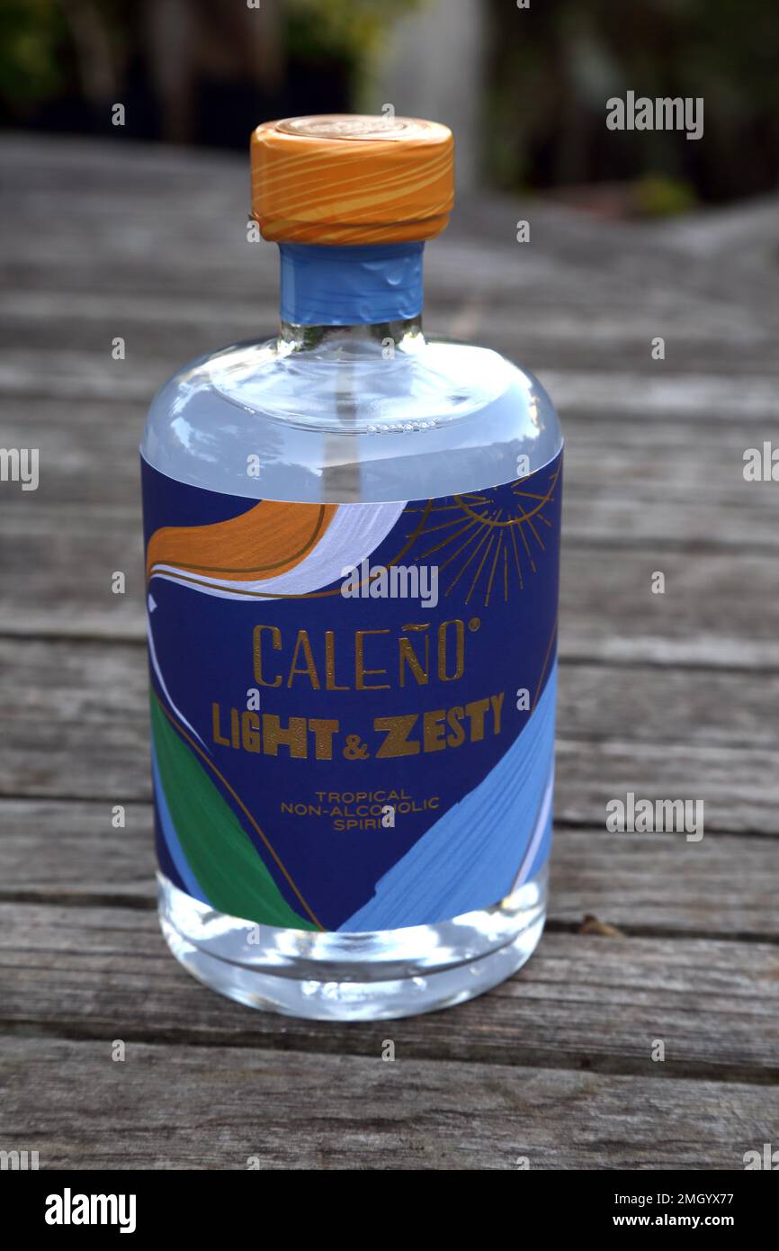 Caleno alkoholfreie tropische Gin Alternative - Inka-Beere, Ananas, Papaya, Koriander, Wacholderbeere, Grünes Kardamon und Zitronenschale Stockfoto