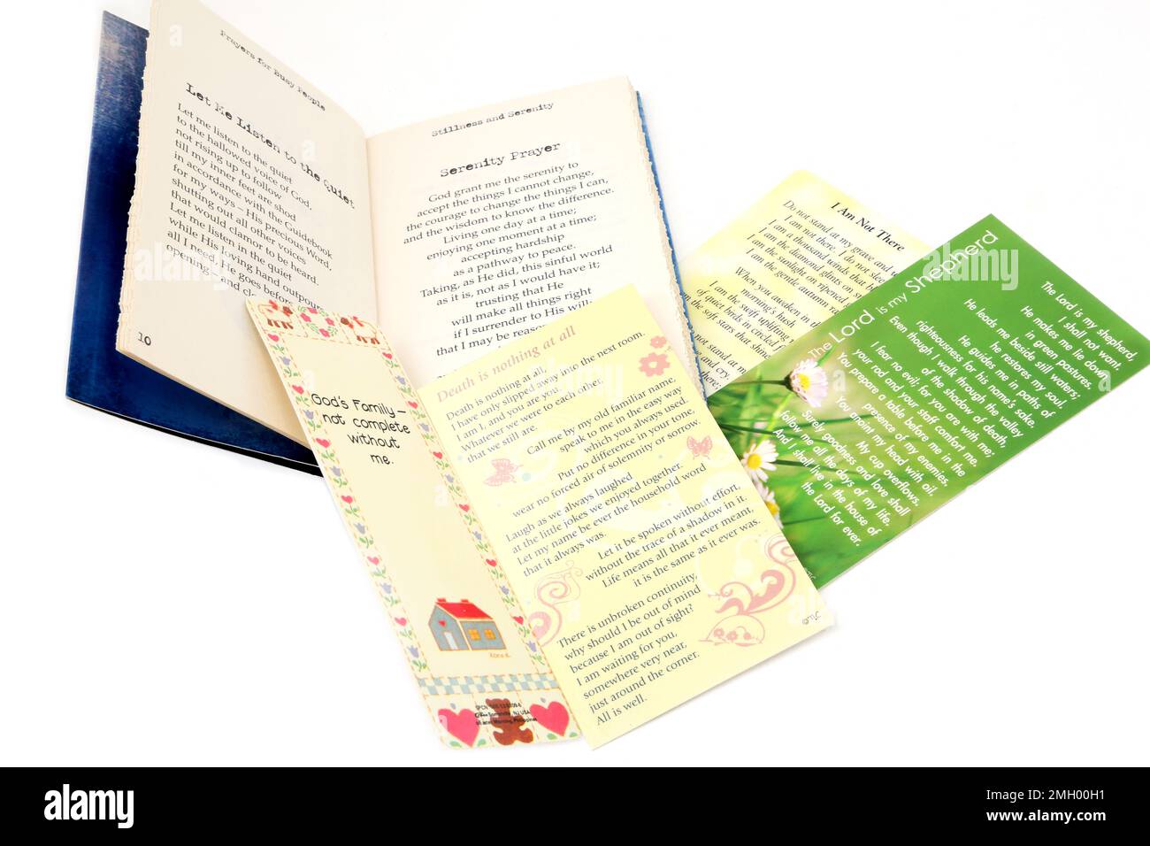 Ein Taschenbuch der Gebete für Menschen kaufen und Gebetskarten - der herr ist mein Hirtengebet und der Tod ist nichts und ich bin nicht dort Gedichte Stockfoto