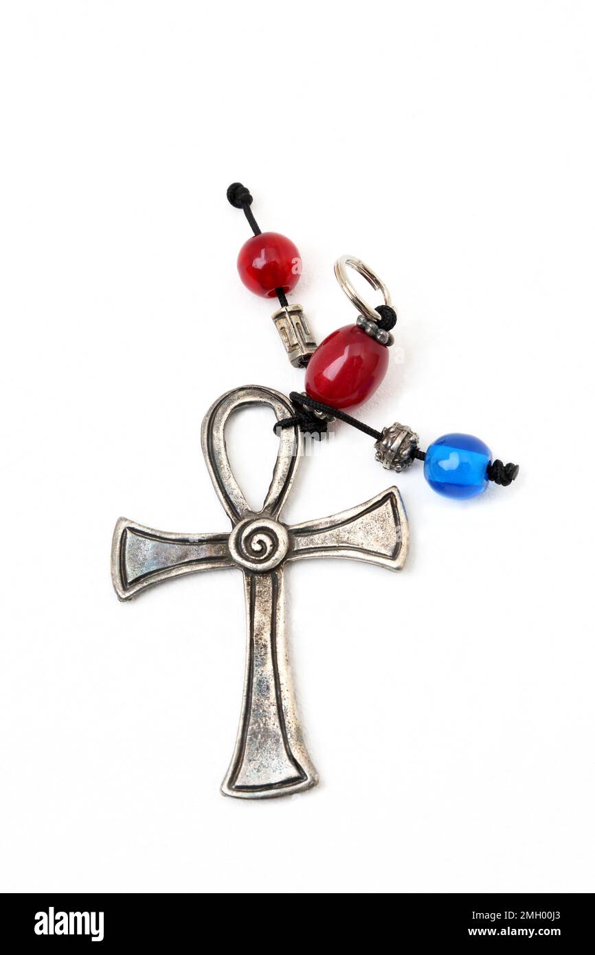 Knöchel-Kreuz aus Metall und Perlen-Anhänger Stockfoto