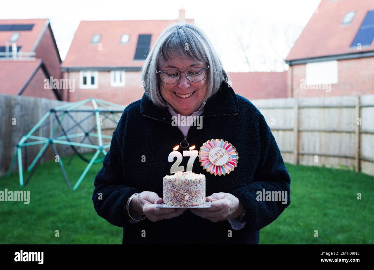 die dame feiert ihren 72. Geburtstag mit einem Kuchen und Kerzen Stockfoto