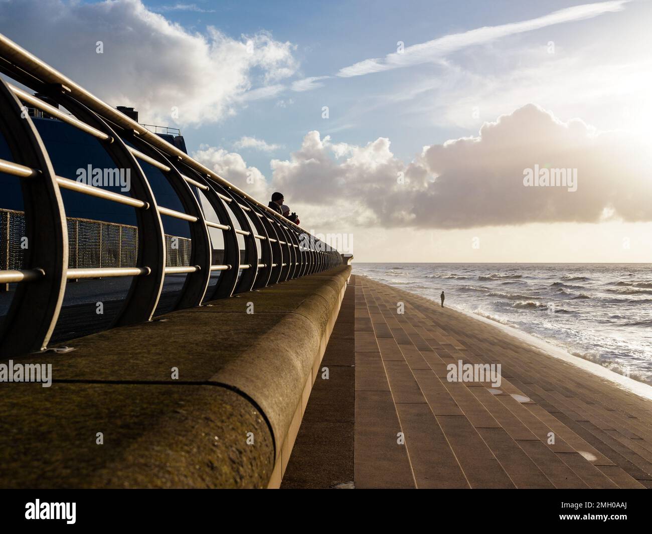 Blackpool Lancashire UK Januar 2023 Lone man stand am Meer und starrte mit Bedacht aufs Meer Stockfoto