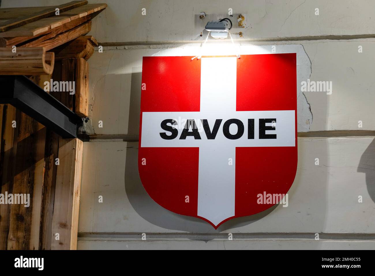 Savoie ist eine französische Region mit einem weißen, roten savoyyard Wappen an der Wand des Restaurants Stockfoto