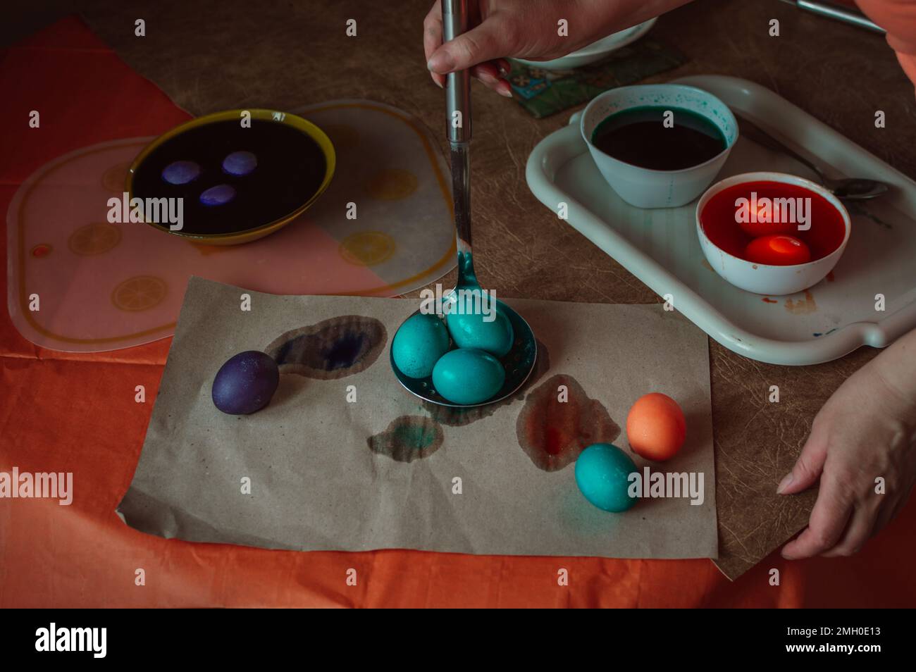 Frau malt Ostereier für die Frühlingsferien Stockfoto
