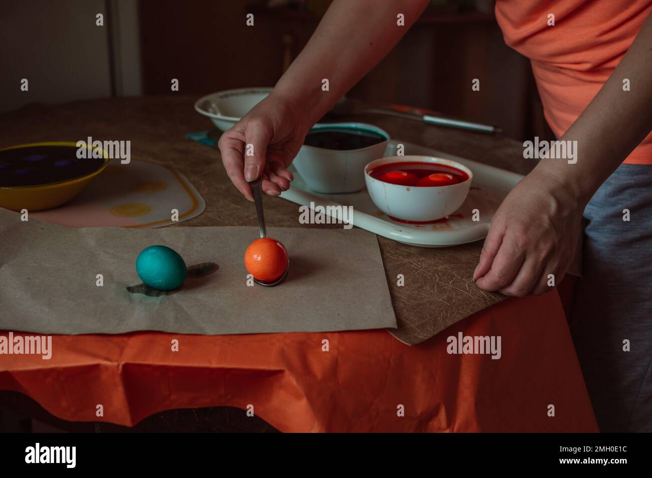 Frau malt Ostereier für die Frühlingsferien Stockfoto