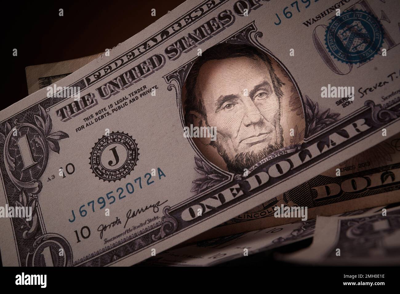 Geld mit nebeneinander liegendem Präsidentenporträt Stockfoto
