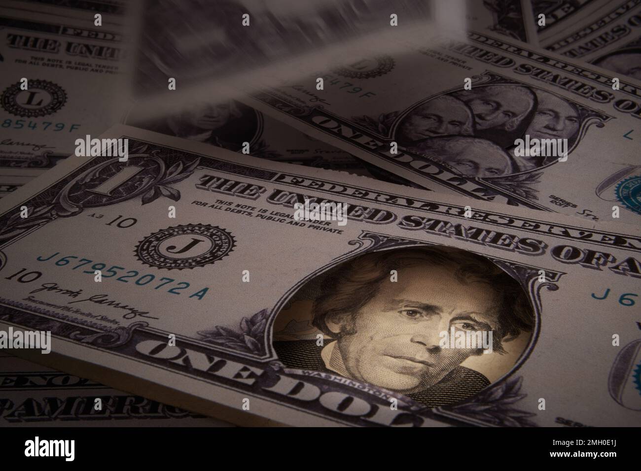 Geld mit nebeneinander angeordneten Präsidentenporträts Stockfoto