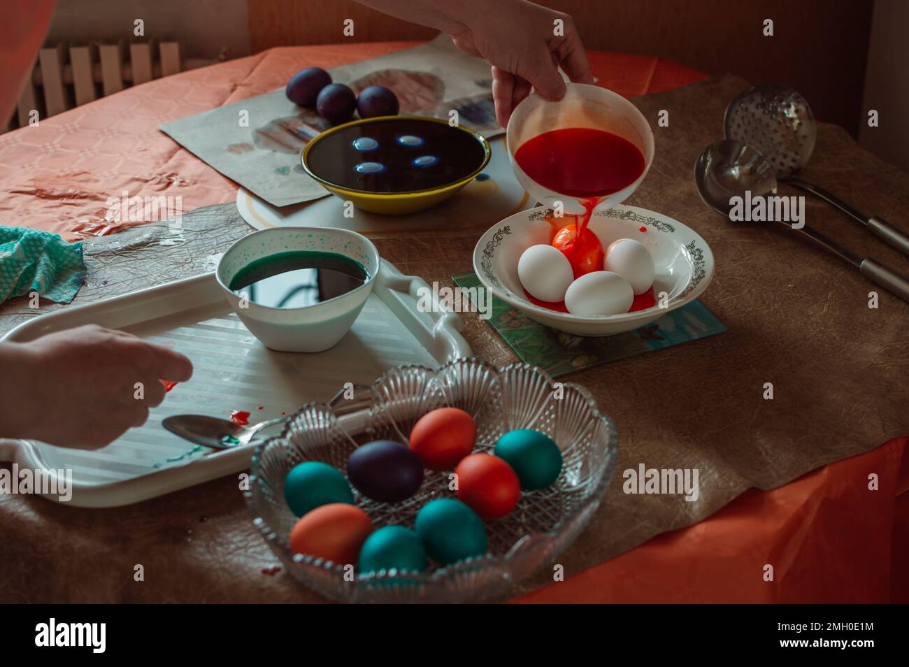 Frau malt Ostereier für die Frühlingsferien Stockfoto