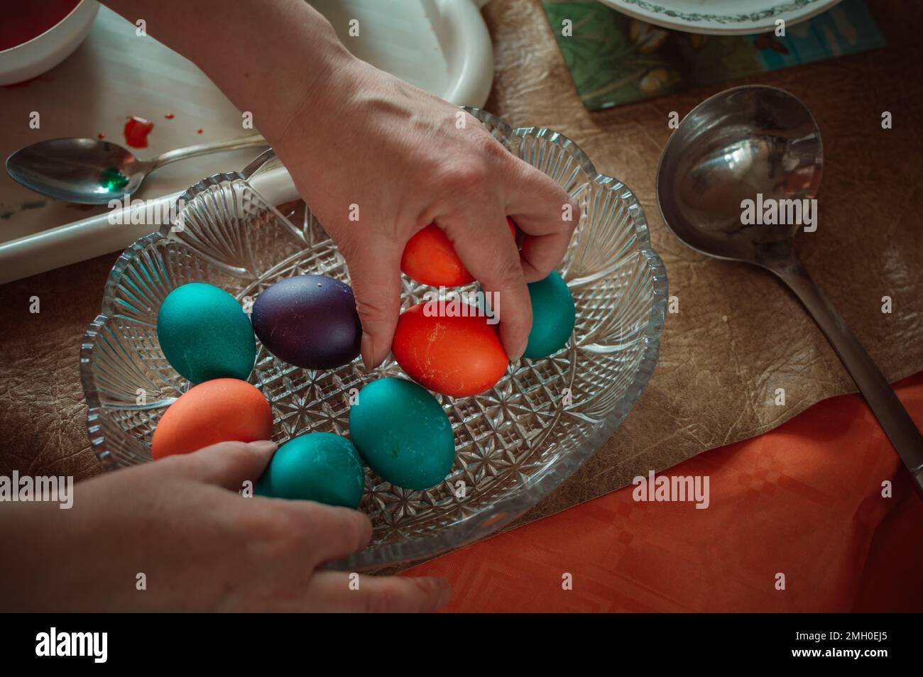 Frau malt Ostereier für die Frühlingsferien Stockfoto