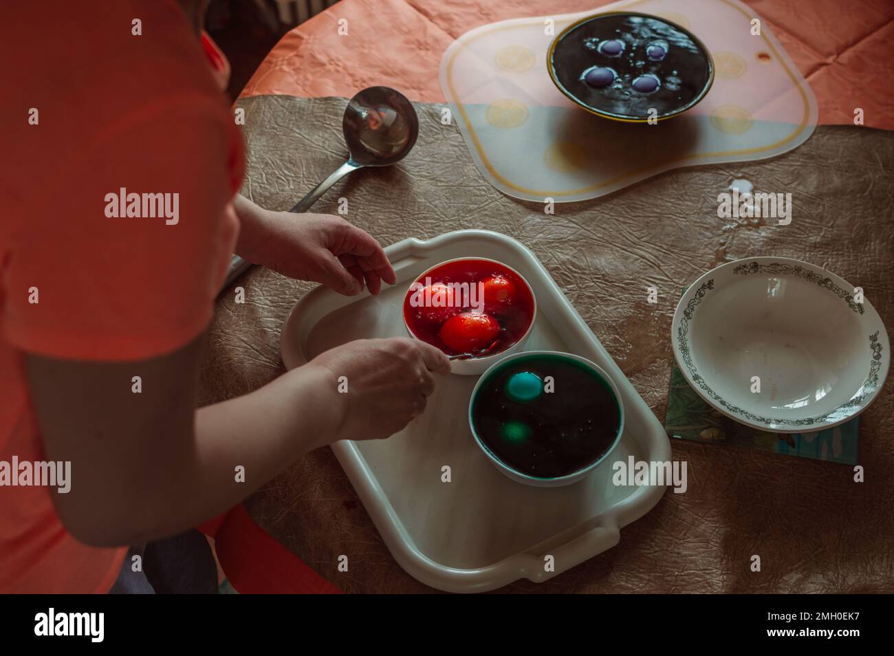 Frau malt Ostereier für die Frühlingsferien Stockfoto