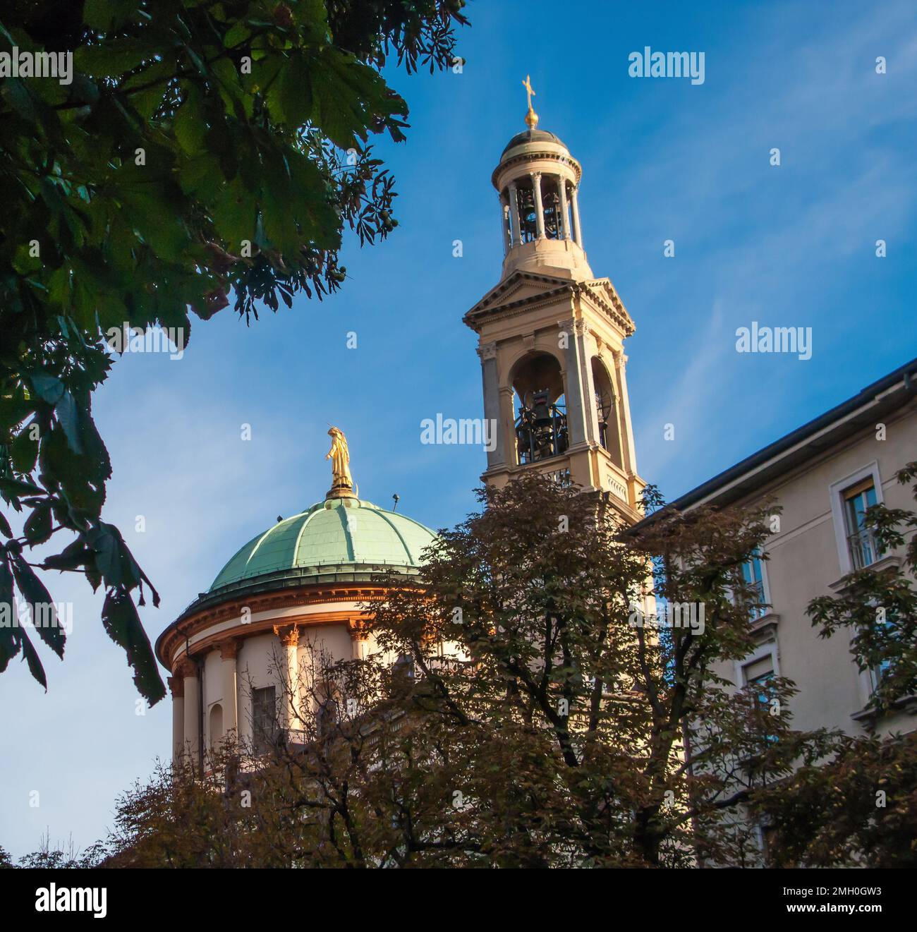 Kuppel und Glockenturm der Kirche der unbefleckten Jungfrau Maria, Bergamo, Italien Stockfoto