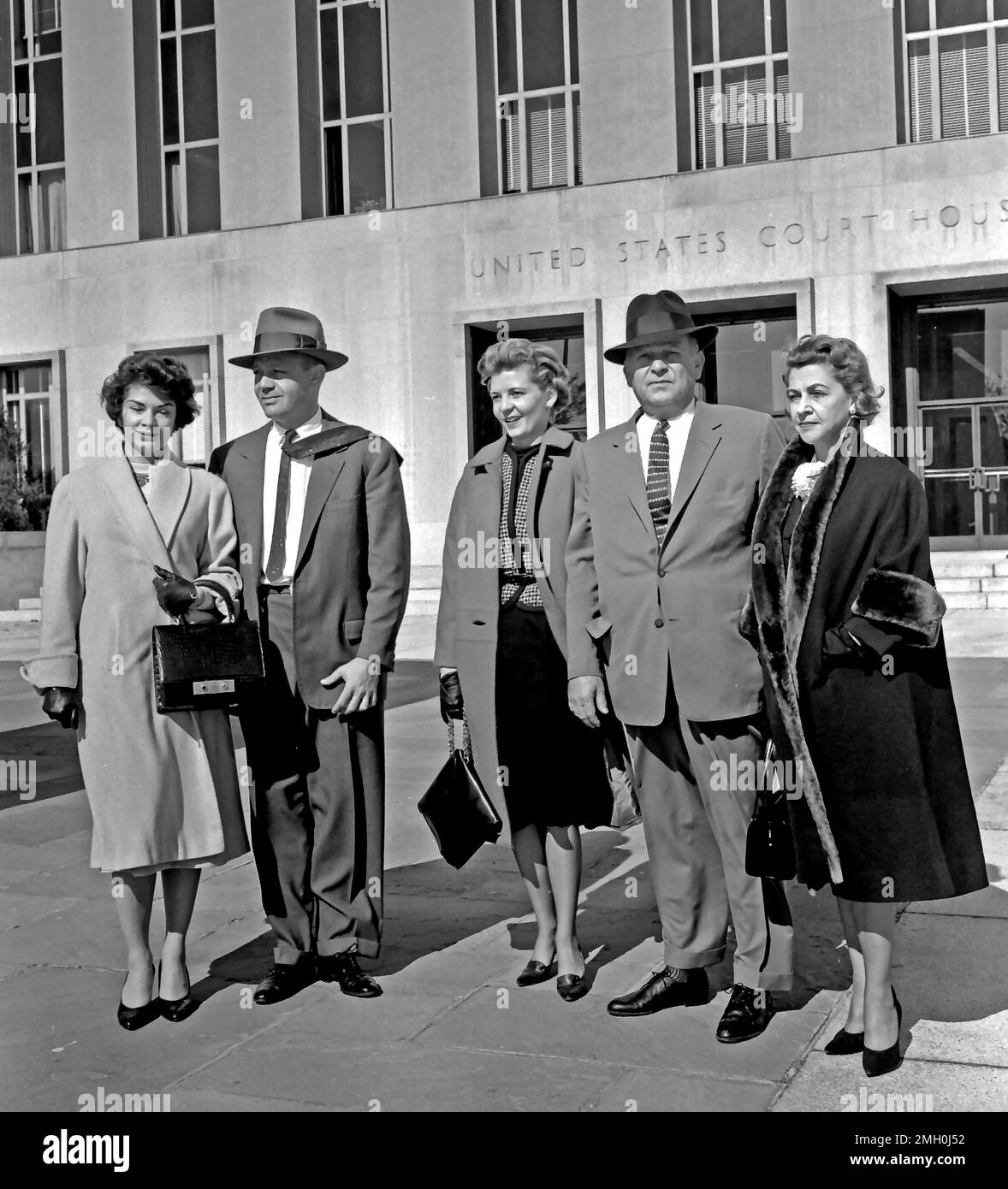 Frank Costello, zweite rechts, Abfahrt vom US District Court in Washington, DC am 17. Februar 1960. Das Gericht entschied einen Fall, um Herrn Costelloâs die Staatsbürgerschaft zu entziehen, wegen seiner kriminellen Aktivitäten. Frank Costello ist die Inspiration für den Charakter Don Vito Corleone in âThe Godfather. â Kredit: Benjamin E. 'Gene' Forte/CNP Stockfoto