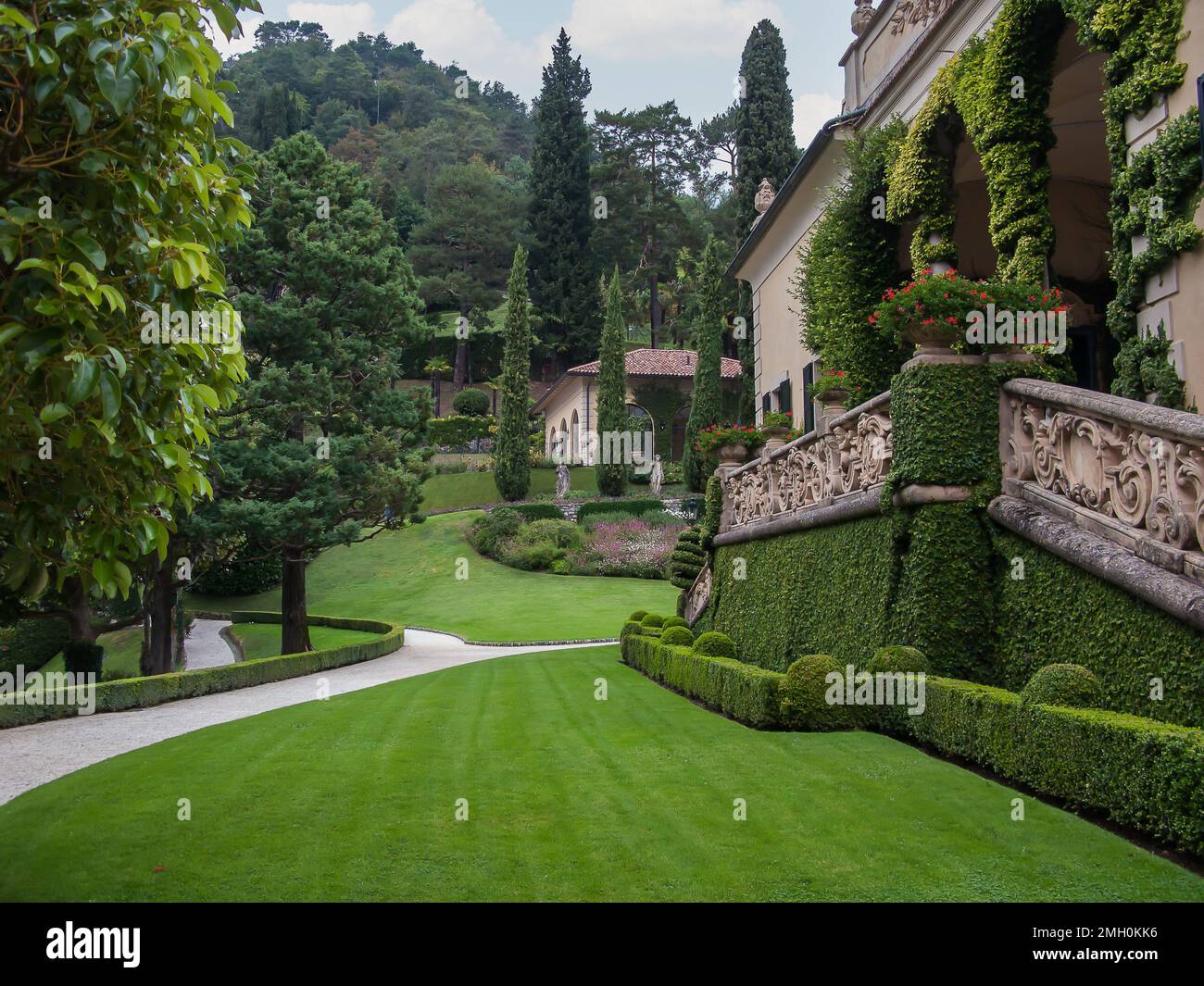 Wunderschöne Aussicht, grüne Rasenflächen, Bäume, Büsche und Skulpturen der Villa Balbianello, Lenno, des Сomo-Sees, Tremezzina, Italien Stockfoto