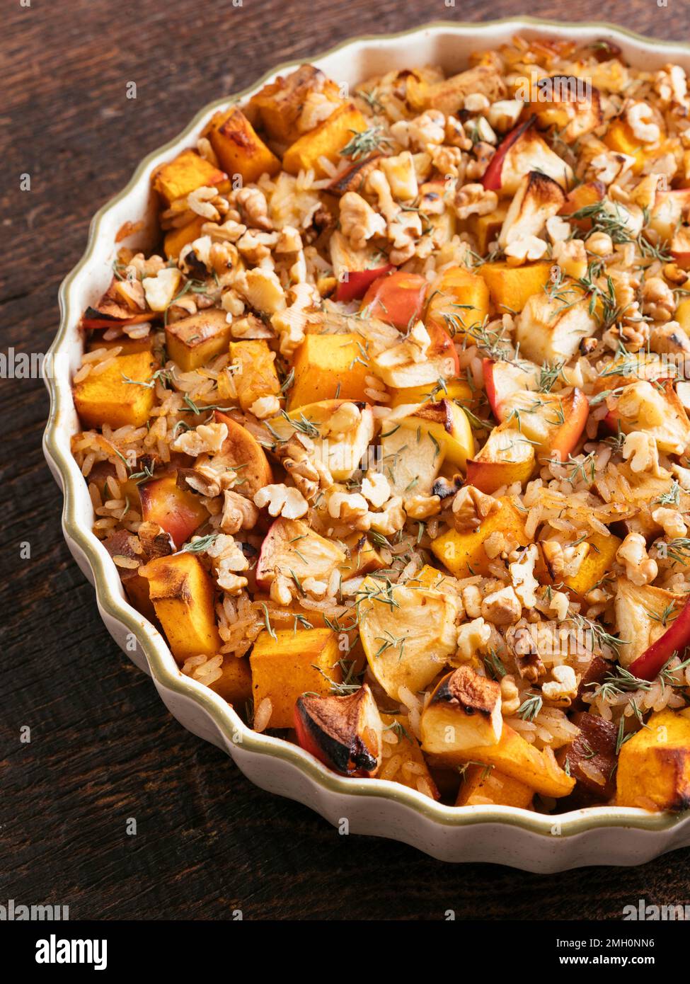 Winterkürbis, Apfelreiskuchen mit Smokey Tofu Stockfoto