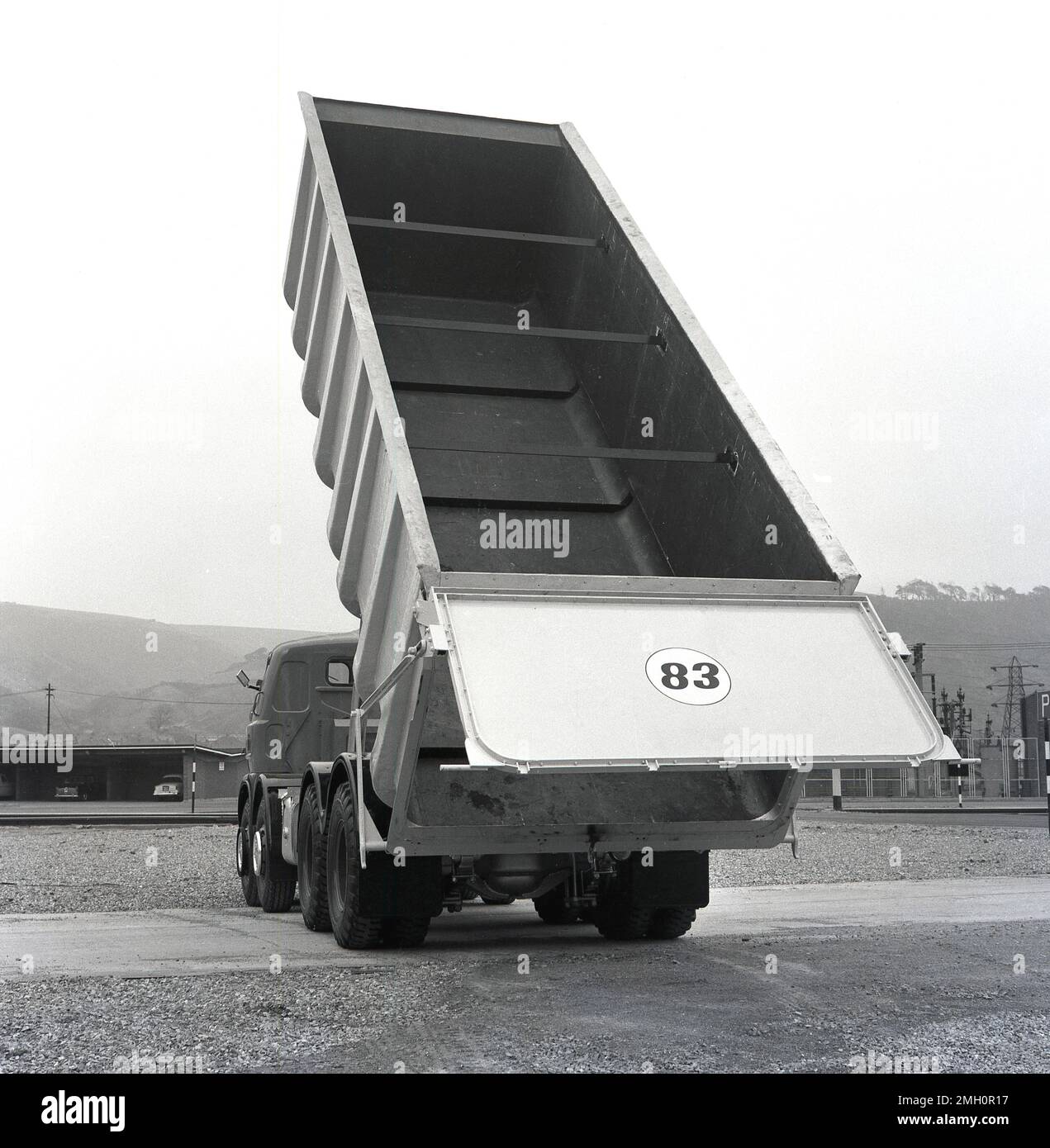 1950er, historisch, Stahlwerke, Blick von hinten auf einen neuen achträdrigen Kipplaster oder Kipperwagen, Abbey Works, Port Talbot, South Wales, Großbritannien, Mit angehobener Kippmulde. Stockfoto