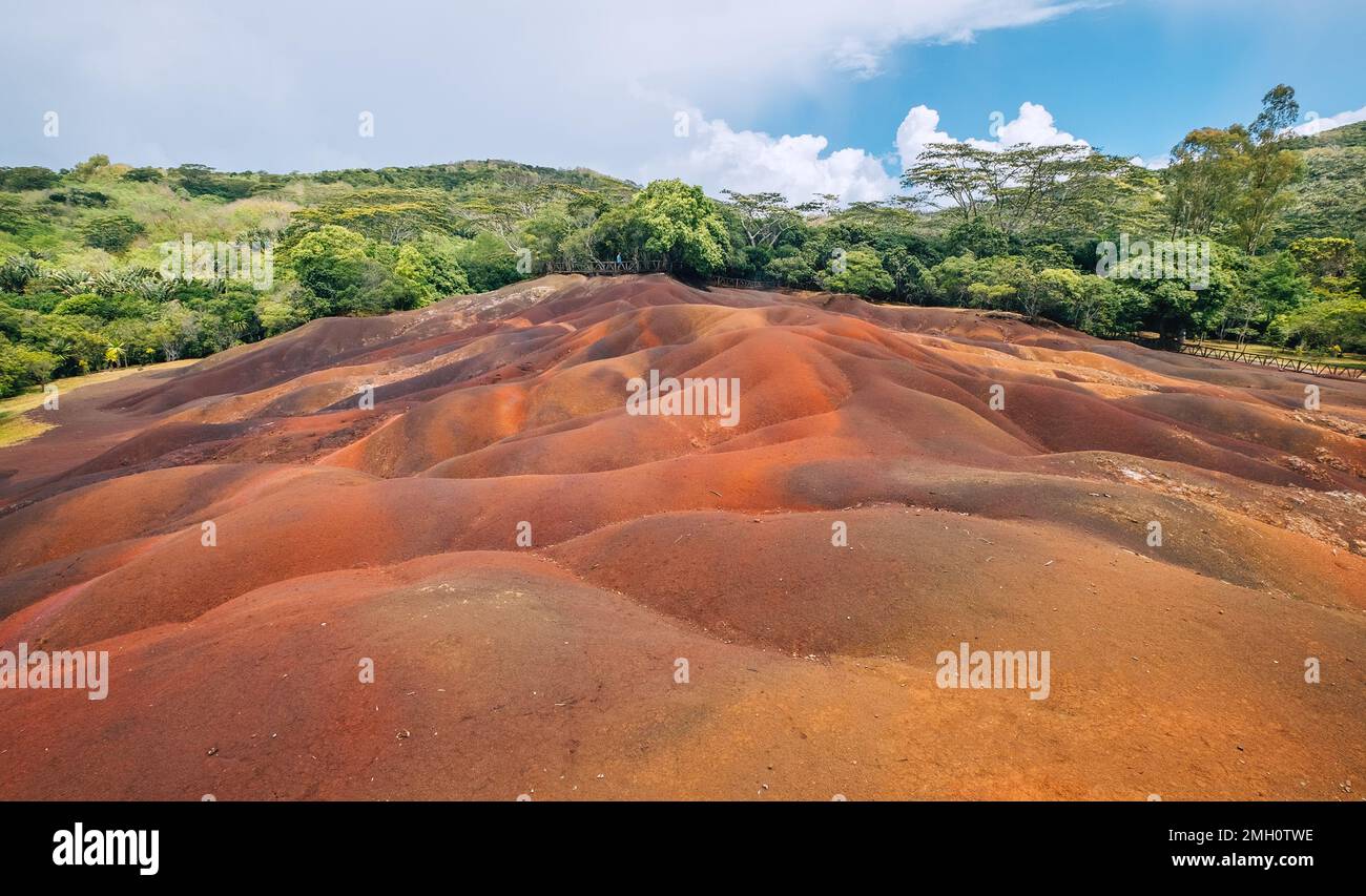Einzigartige Dünen in sieben verschiedenen Farben - beliebtes touristisches Reiseziel auf Mauritius. Surrealistische geologische Formation im Chamarel ON gefunden Stockfoto