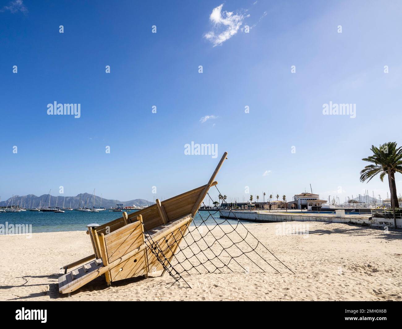 Installation am Strand, Hafen von Pollensa/Puerto de Pollenca, Mallorca, Spanien Stockfoto