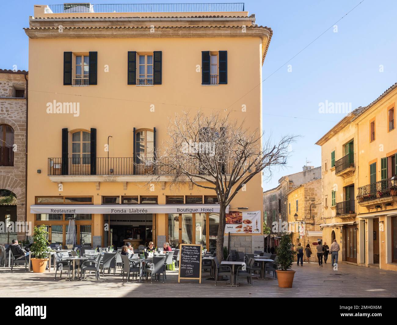 Café auf dem Platz, Altstadt, Alcudia, Mallorca, Spanien Stockfoto