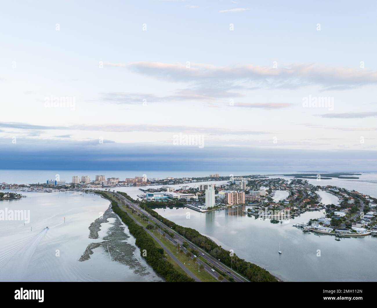 Clearwater Beach Hotels und Clearwater Memorial Causeway, Pinellas County, Florida, USA, aus der Vogelperspektive. Stockfoto