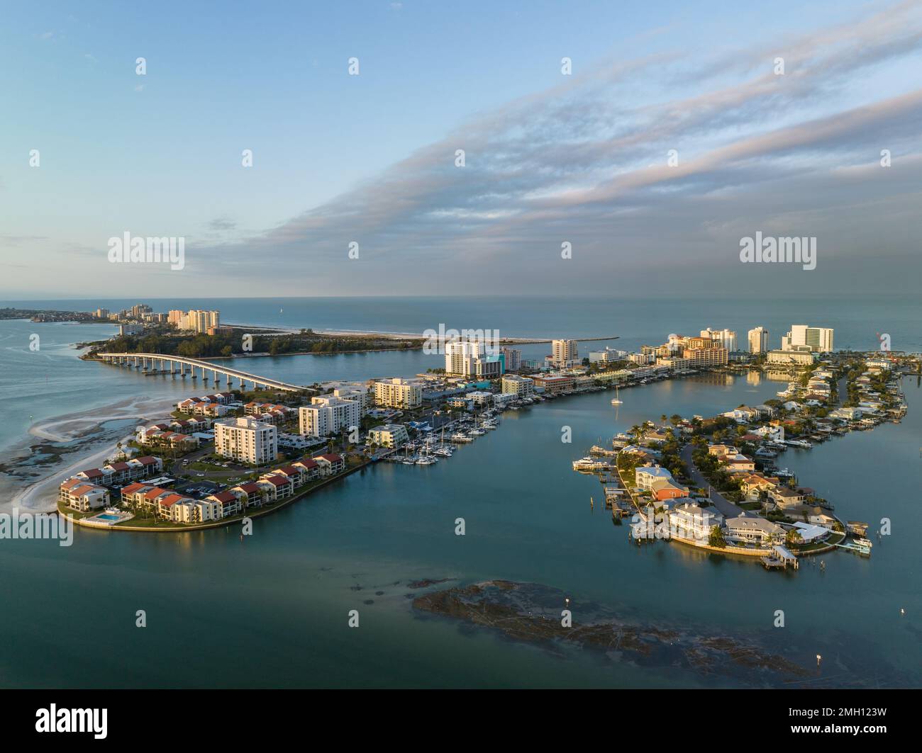 Clearwater Beach mit pastellfarbenem Morgenlicht aus der Vogelperspektive, Pinellas County, Florida, USA. Stockfoto