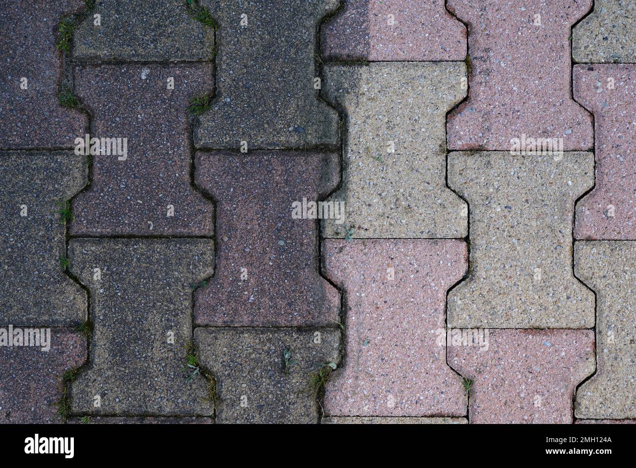Unterschied zwischen sauberer Blockierung der Einfahrt und Verschmutzung nach der Reinigung des Hochdruckstrahls Stockfoto