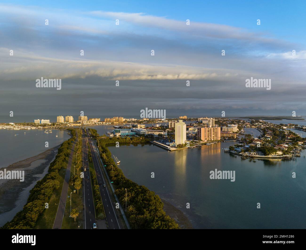 Clearwater Beach Hotels und Clearwater Memorial Causeway, Pinellas County, Florida, USA, aus der Vogelperspektive. Stockfoto