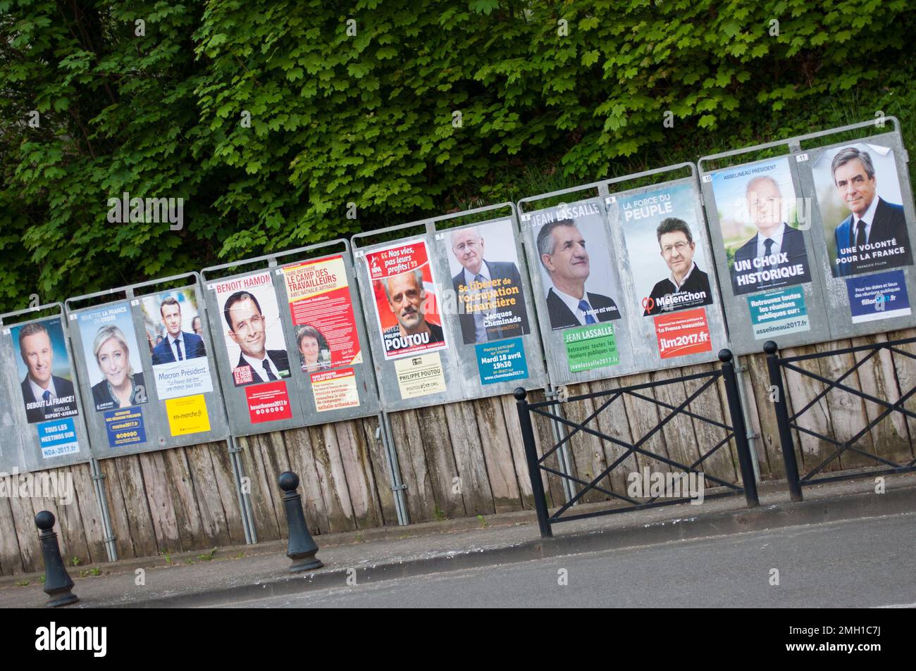 REYRIEUX, FRANKREICH - 15. APRIL 2017 : Offizielle Wahlkampfplakate für die französischen Präsidentschaftswahlen 2017, die 11 Kandidaten. Stockfoto