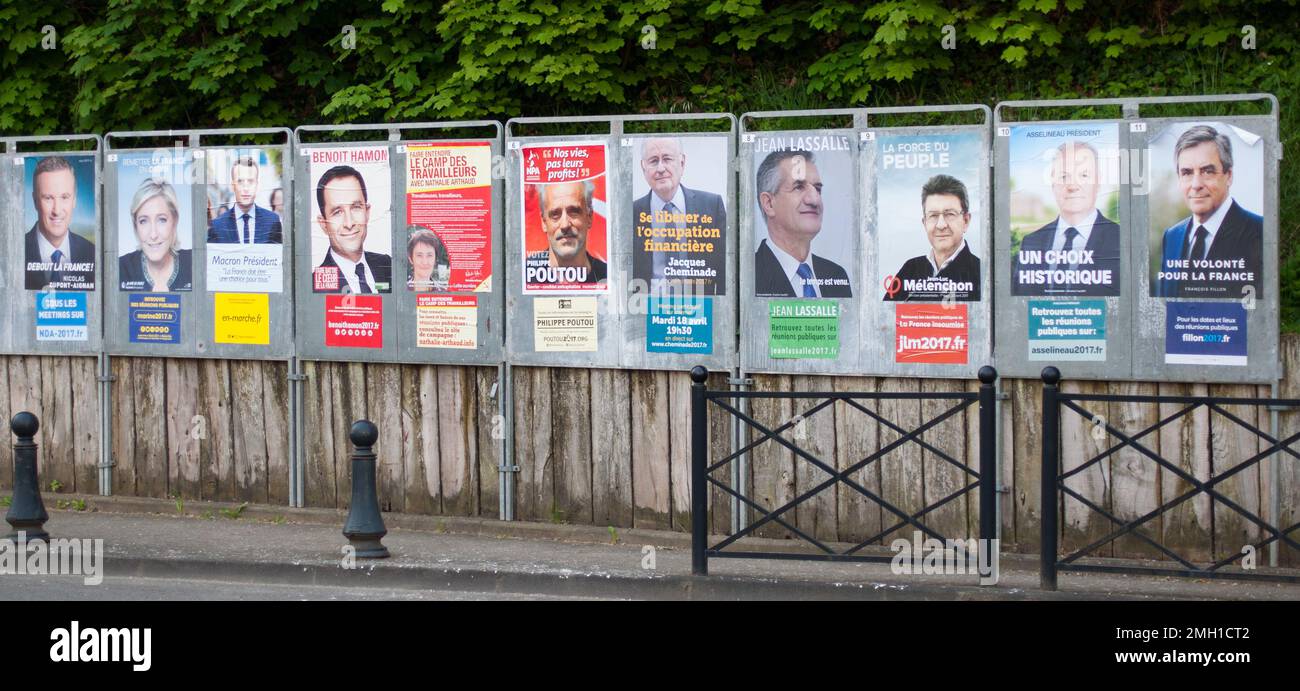 REYRIEUX, FRANKREICH - 15. APRIL 2017 : Offizielle Wahlkampfplakate für die französischen Präsidentschaftswahlen 2017, die 11 Kandidaten. Stockfoto