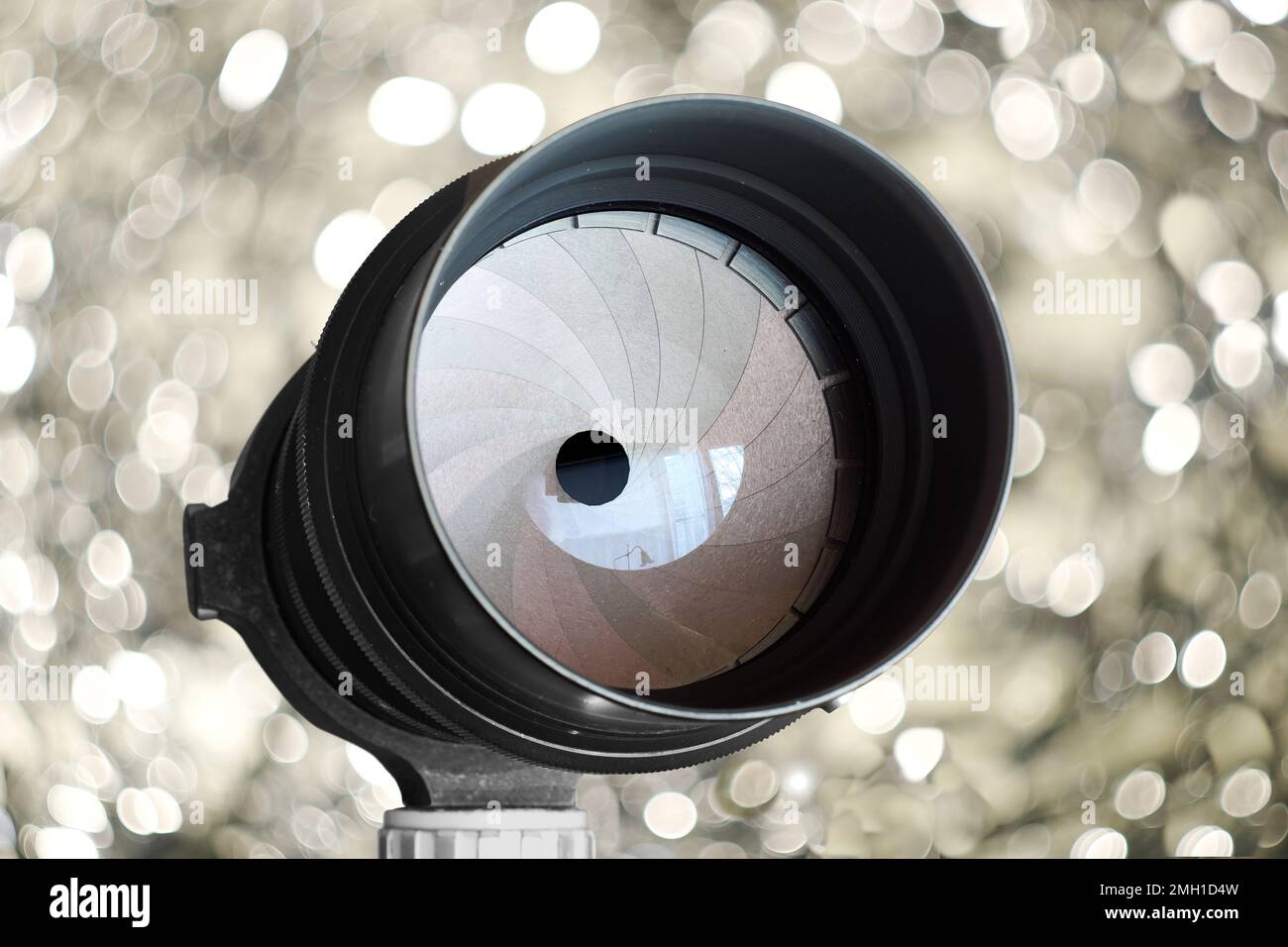 Oldtimer-Objektiv mit 20-mm-Verschlussklingen, ein echtes Bokeh-Monster, wirbelnde Bokeh-Bälle im Hintergrund, kostenloser Kopierbereich Stockfoto