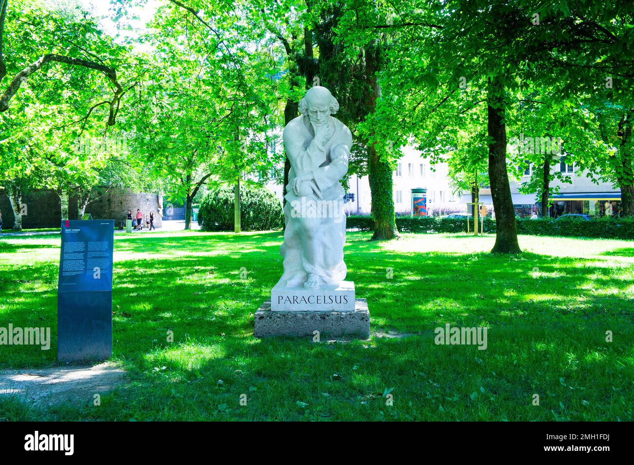 Paracelsus (Philippus Aureolus Theophrastus Bombastus von Hohenheim) Statue vor dem Hallenbad, Salzburg, Österreich, am 15. Juni 2022. Stockfoto