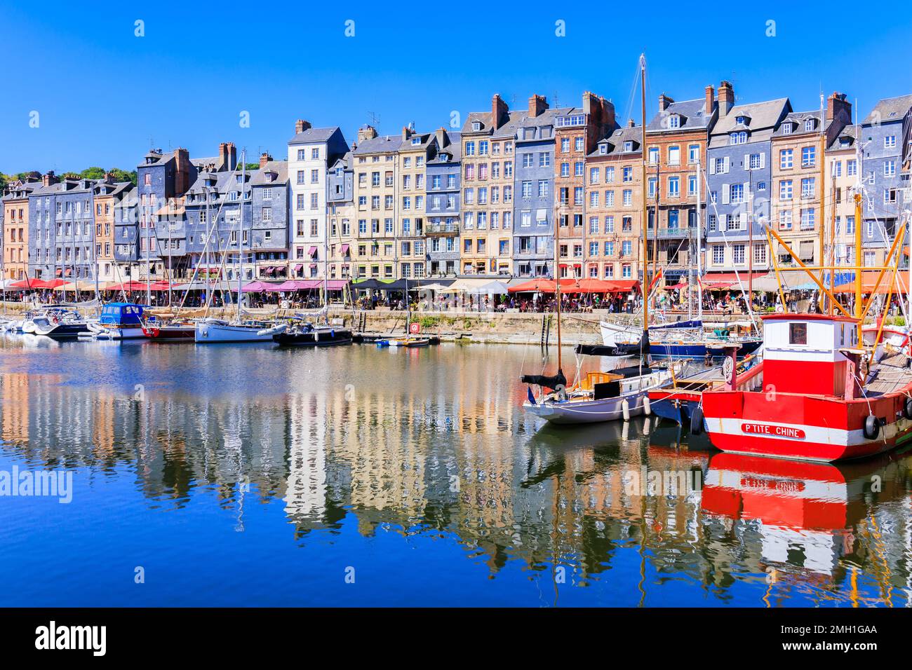 Honfleur, Frankreich. Uferpromenade mit wunderschönen alten Gebäuden. Berühmte französische Stadt in der Normandie. Stockfoto