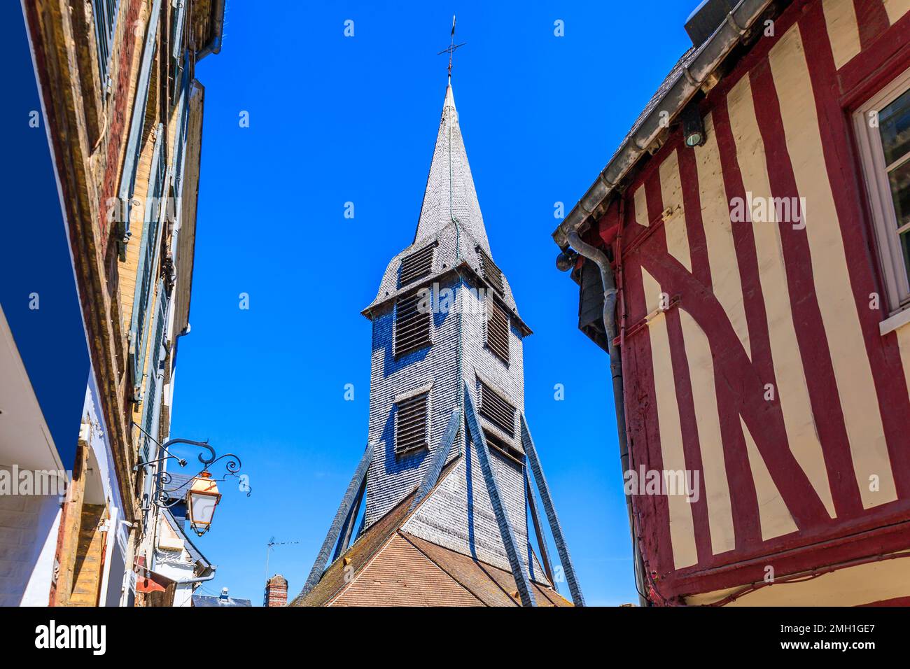Normandie, Frankreich. Glockenturm der Kirche St. Katharina in Honfleur. Stockfoto