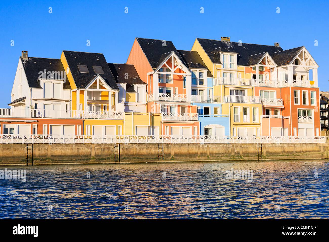 Farbenfrohe bemalte Häuser am Strand von Deauville. Normandie, Frankreich. Stockfoto