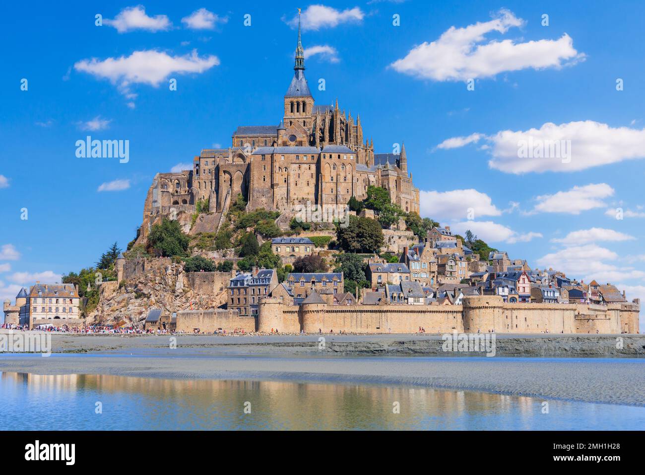 Klassischer Blick auf die berühmte Gezeiteninsel Mont Saint-Michel. Normandie, Frankreich. Stockfoto