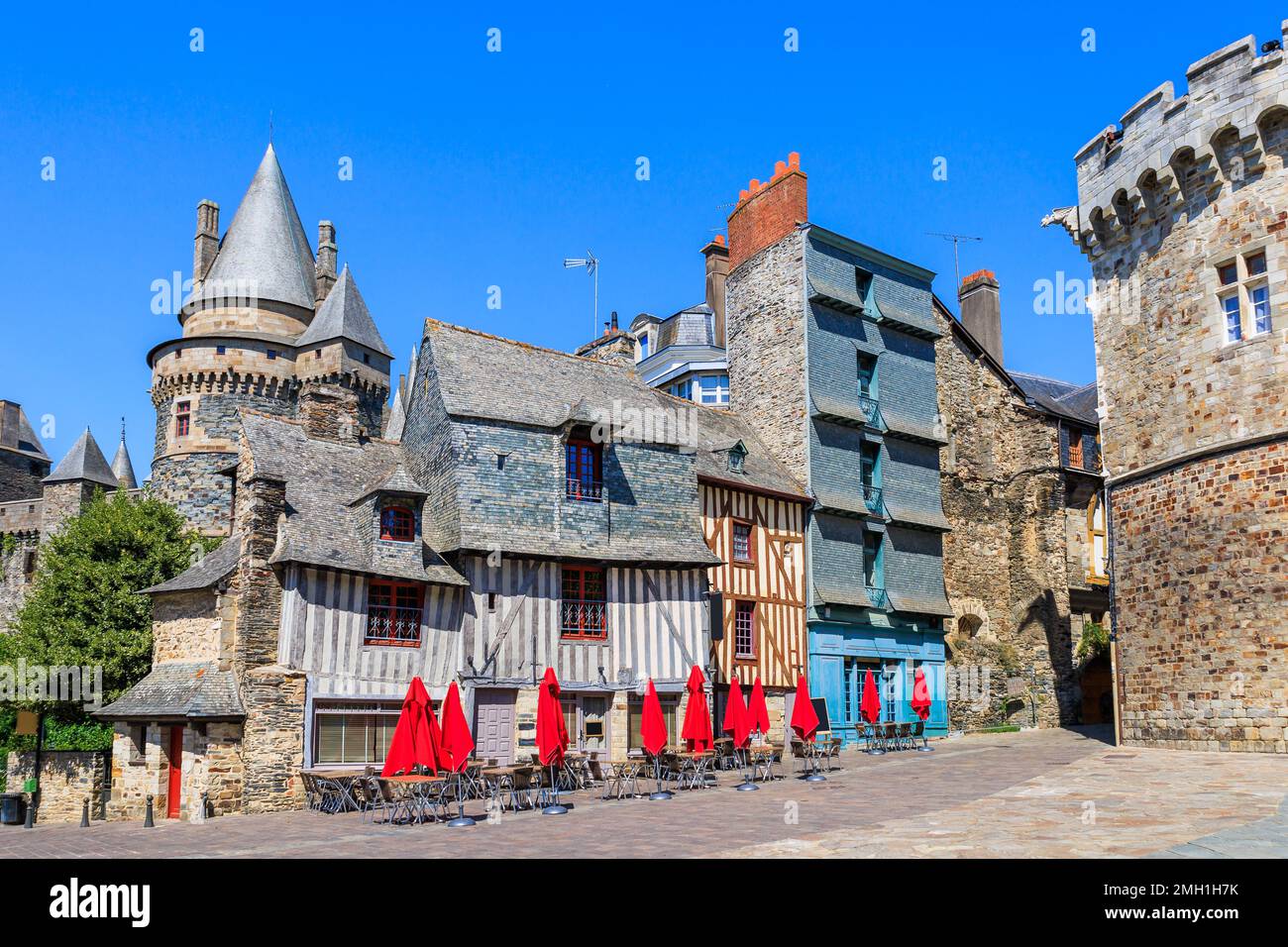 Wunderschöne Aussicht auf die mittelalterliche Stadt Vitre mit dem berühmten Chateau de Vitre am Place Saint-Yves. Brittany, Frankreich. Stockfoto