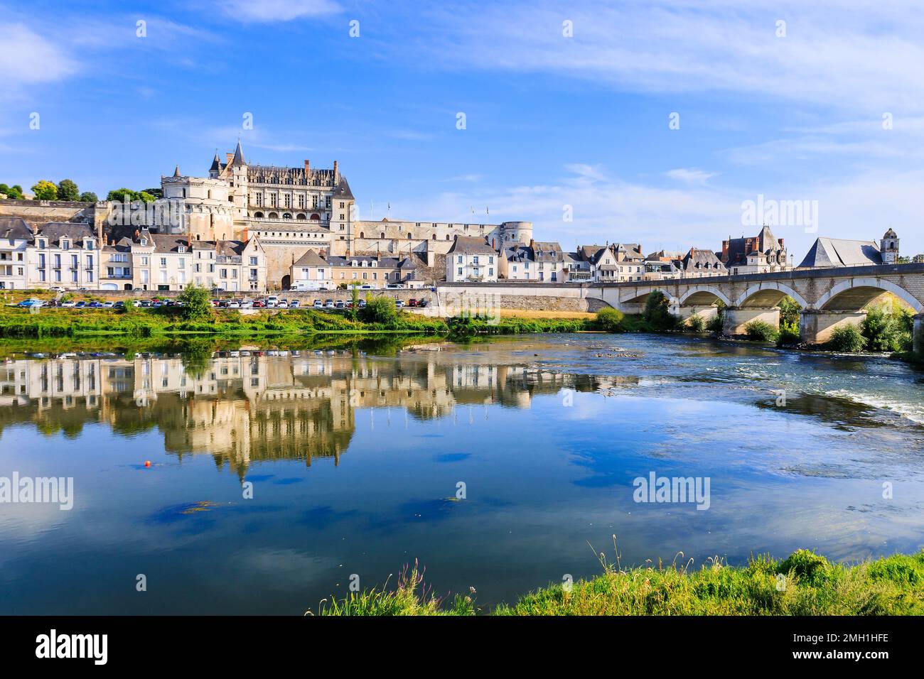 Amboise, Frankreich. Die ummauerte Stadt und das Schloss von Amboise spiegeln sich in der Loire wider. Stockfoto