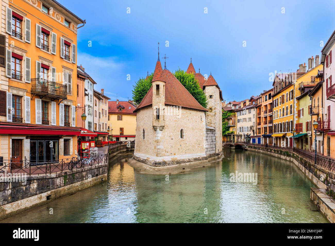 Annecy, Frankreich. Quai de l'Ile und Kanal in der Altstadt. Stockfoto