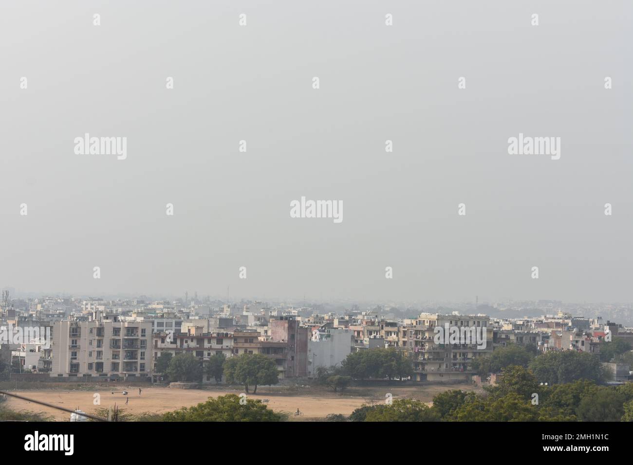 Blick auf die Stadt in delhi am Morgen, nebeliger, unklarer Himmel. Stockfoto