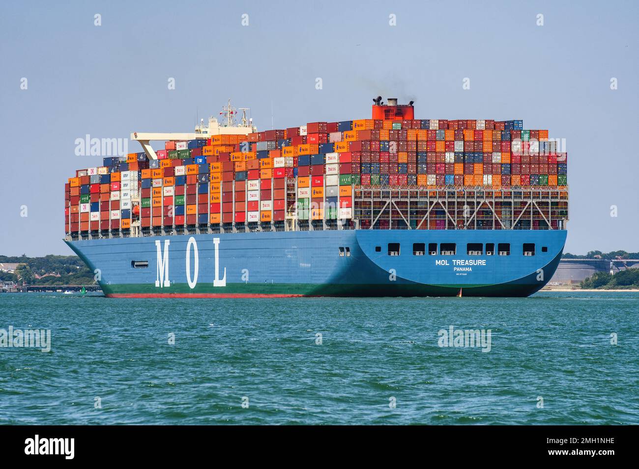 MOL Treasure ist ein Containerschiff der Klasse 20.000 TEU, das von Mitsui O.S.K. betrieben wird Linien des Fe2-Service zwischen Asien und Europa. Stockfoto