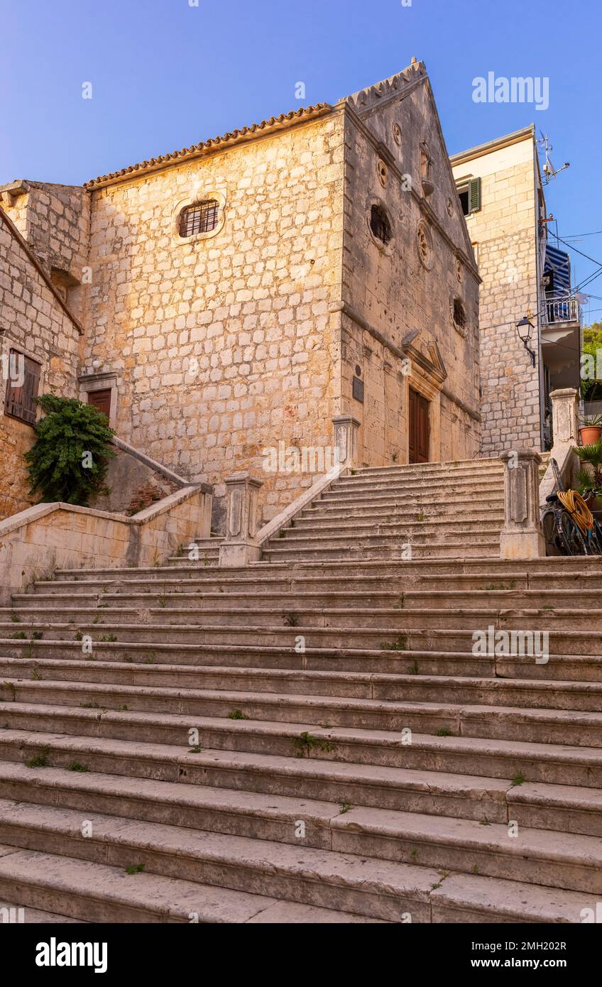 VIS, KROATIEN, EUROPA - Treppe der Kirche St. Cyprian und Justina in der Altstadt von Vis, auf der Insel Vis. Stockfoto