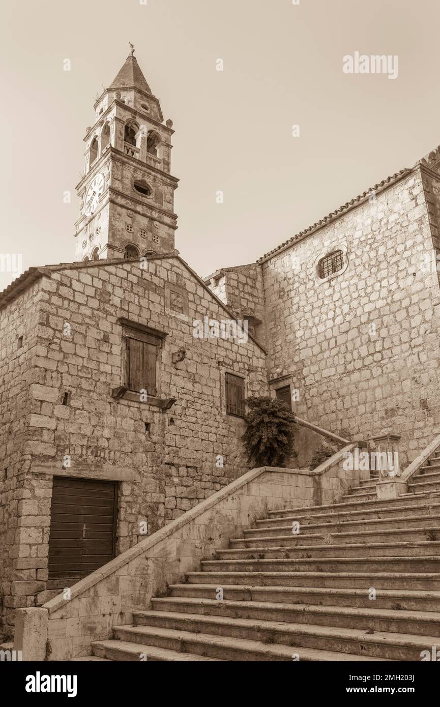 VIS, KROATIEN, EUROPA - Treppe der Kirche St. Cyprian und Justina in der Altstadt von Vis, auf der Insel Vis. Stockfoto