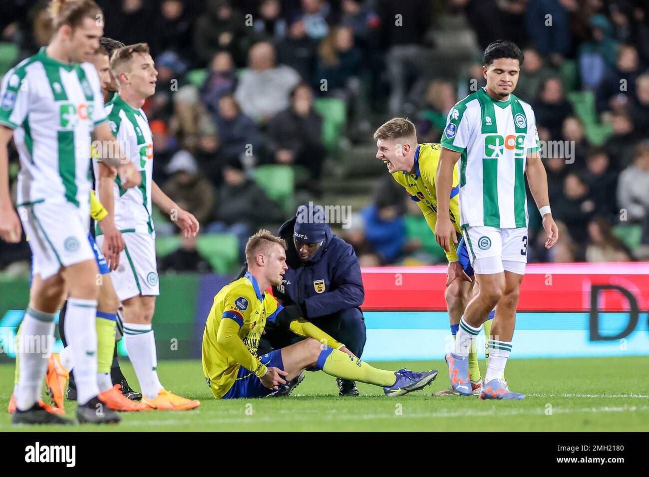 GRONINGEN, NIEDERLANDE - JANUAR 26: Jamie Jackobs von SC Cambuur sitzt am 26. Januar 2023 in Groningen, Niederlande, mit einer Halsschlagader-Verletzung während des niederländischen Eredivisie-Spiels zwischen FC Groningen und SC Cambuur in Euroborg (Foto von Henk Jan Dijks/Orange Pictures) Guthaben: Orange Pics BV/Alamy Live News Stockfoto