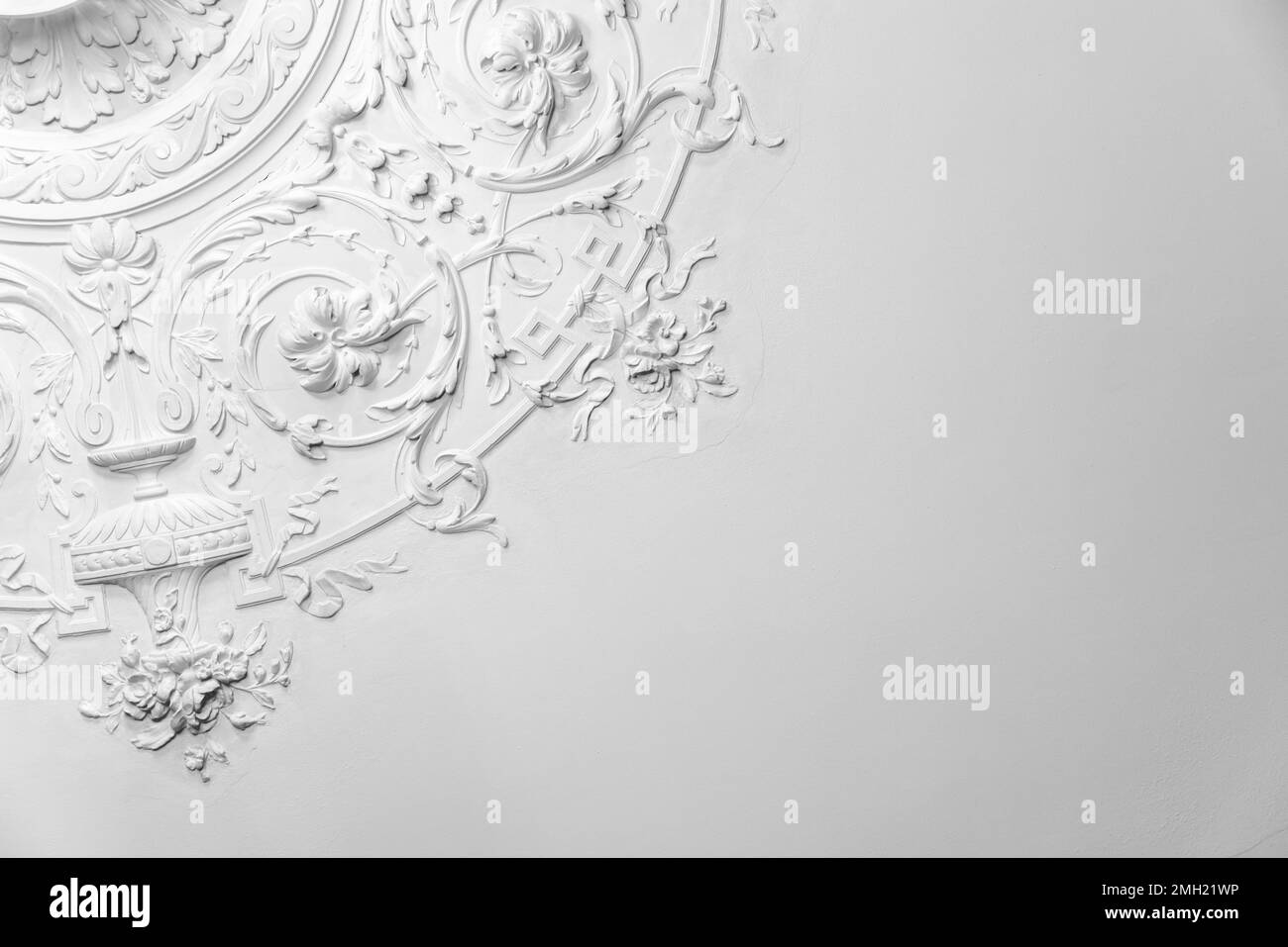 Weiße Gips-Bas-Relief-Deckenelemente im Rokoko-Stil, klassische Architektur abstrakte Vorlage Stockfoto Weiße Gips-Bas-Relief-Deckenelemente im Rokoko-Stil, klassische Architektur abstrakte Vorlage Stockfoto