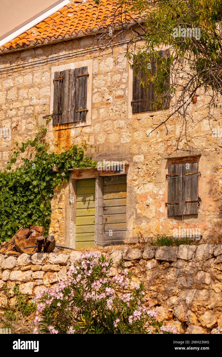 MILNA, VIS, KROATIEN, EUROPA - Steinhaus in der Nähe des Weinguts Vislander auf der Insel Vis. Stockfoto