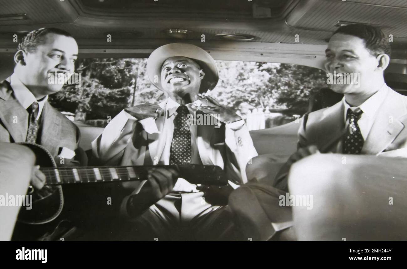 Viersen, Deutschland - Januar 1. 2023: Nahaufnahme der Filmszene der High Society mit Louis Armstrong und einer Band, die im Auto von 1956 singt Stockfoto