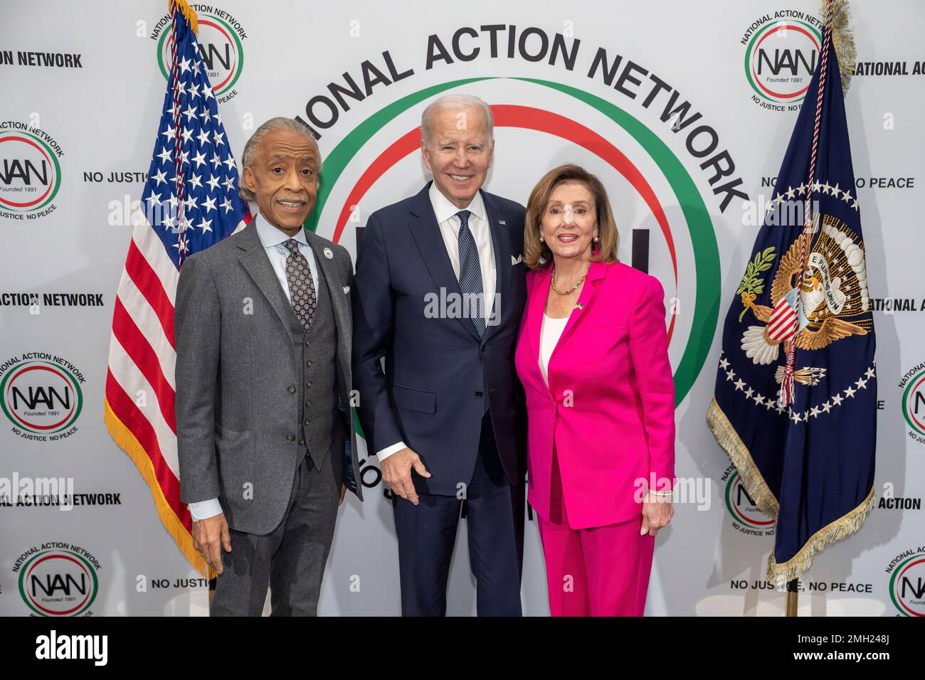 Präsident Joe Biden posiert für ein Foto mit Reverend Al Sharpton und der ehemaligen Haussprecherin Nancy Pelosi (D-Kalif.) Am Montag, den 16. Januar 2023, im Mayflower Hotel in Washington, D.C. vor der Teilnahme am National Action Network Dr. Martin Luther King Jr. Tagesfrühstück. (Offizielles Foto des Weißen Hauses von Adam Schultz) Stockfoto