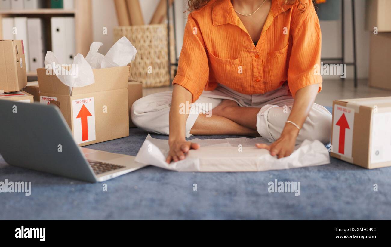 Frauenhände, verpackte Produkte und Kartons für Versand, E-Commerce-Logistik und Lieferung in kleinen Unternehmensgründungen. Großunternehmer, Verkäufer und Stockfoto