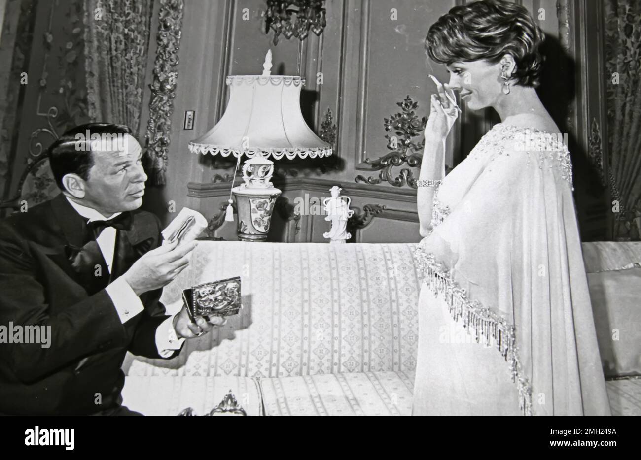 Viersen, Deutschland - Januar 1. 2023: Nahaufnahme der Schwarzweiß-Filmszene Foto des Kinofilms Robin und der 7 Kapuzen mit Frank Sinatra und Barbara R. Stockfoto