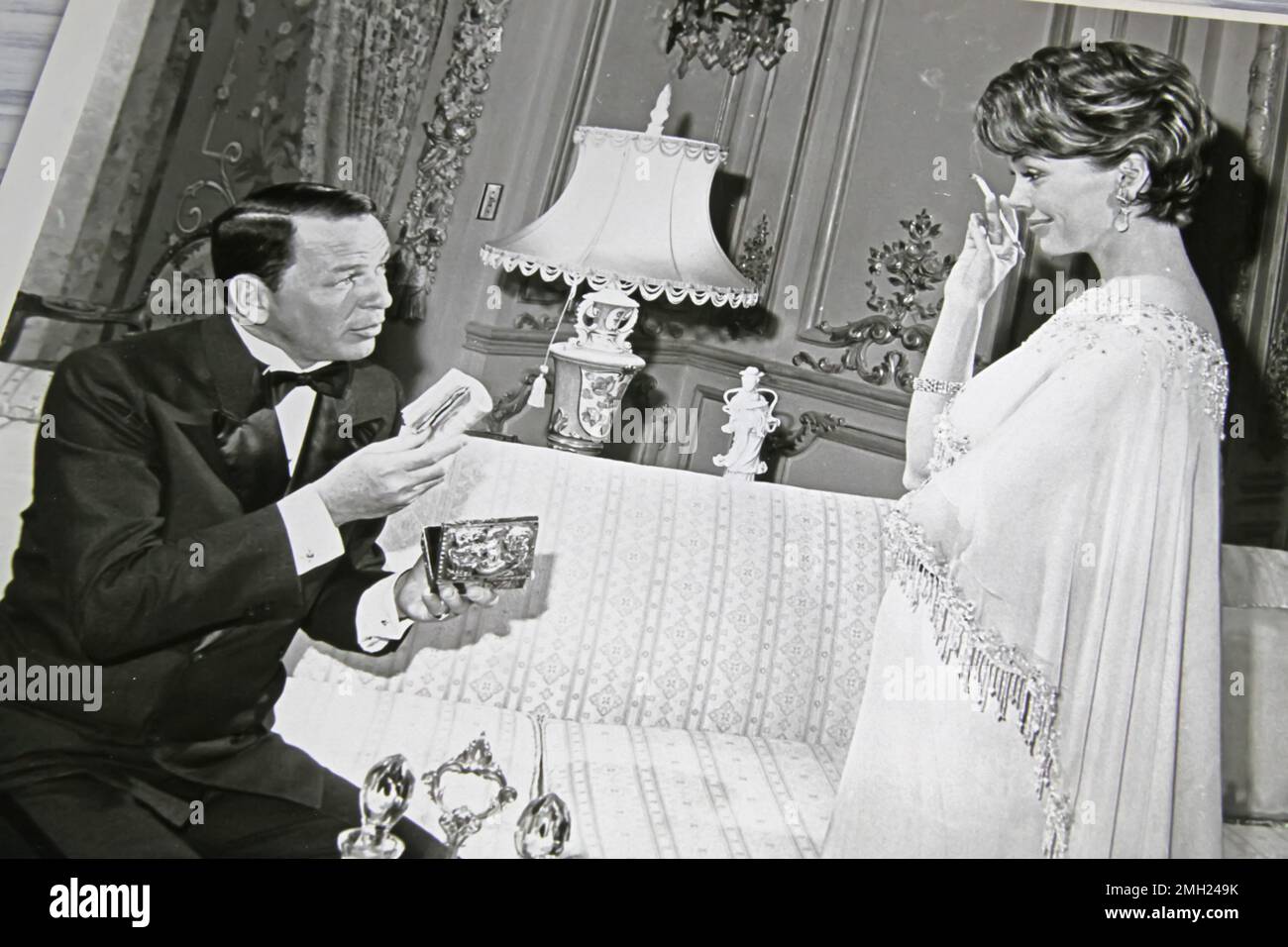 Viersen, Deutschland - Januar 1. 2023: Nahaufnahme der Schwarzweiß-Filmszene Foto des Kinofilms Robin und der 7 Kapuzen mit Frank Sinatra und Barbara R. Stockfoto