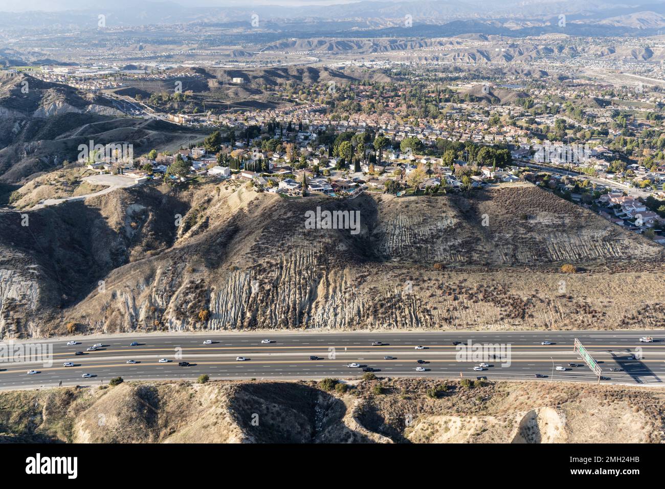 Blick aus der Vogelperspektive auf das weitläufige Santa Clarita und den Freeway 14 nördlich von Los Angeles in Südkalifornien. Stockfoto