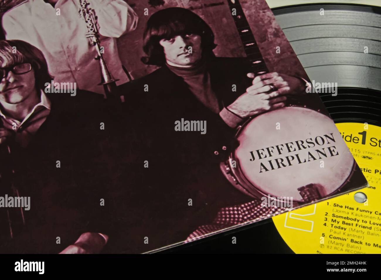 Viersen, Deutschland - Januar 1. 2023: Nahaufnahme des isolierten Vinyl-Schallplatten Surrealistische Kissen-Albumcover der Rockband Jefferson Airplane veröffentlicht 1967 Stockfoto